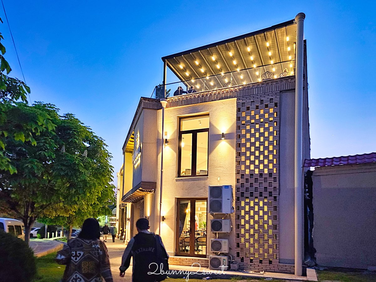 【Emirhan Restaurant】撒馬爾罕景觀餐廳：屋頂第一排看雷吉斯坦夜景＋完整菜單價格分享 @兔兒毛毛姊妹花