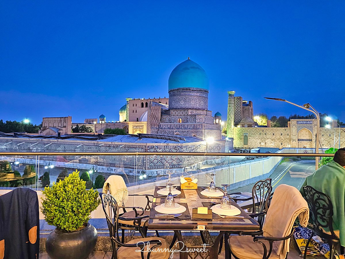 【Emirhan Restaurant】撒馬爾罕景觀餐廳：屋頂第一排看雷吉斯坦夜景＋完整菜單價格分享 @兔兒毛毛姊妹花