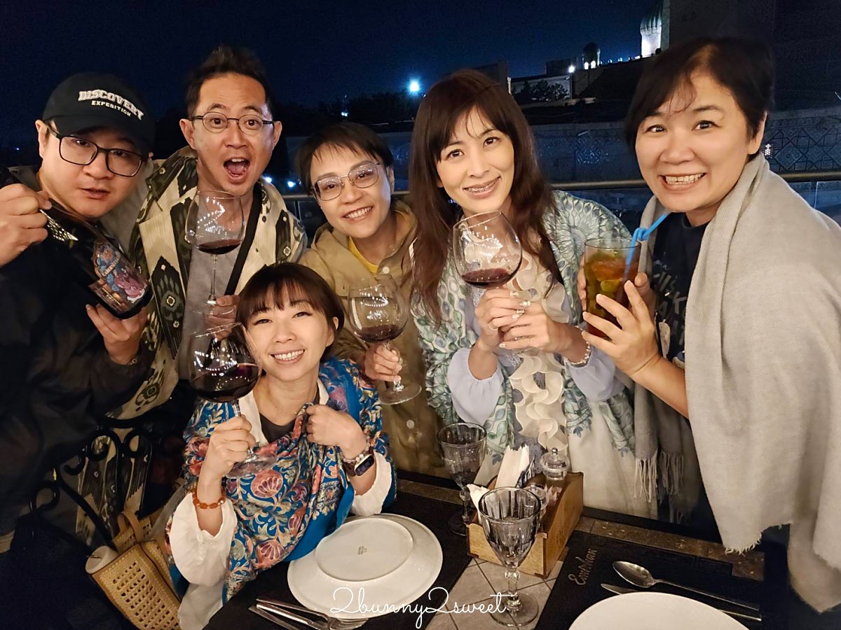 【Emirhan Restaurant】撒馬爾罕景觀餐廳：屋頂第一排看雷吉斯坦夜景＋完整菜單價格分享 @兔兒毛毛姊妹花