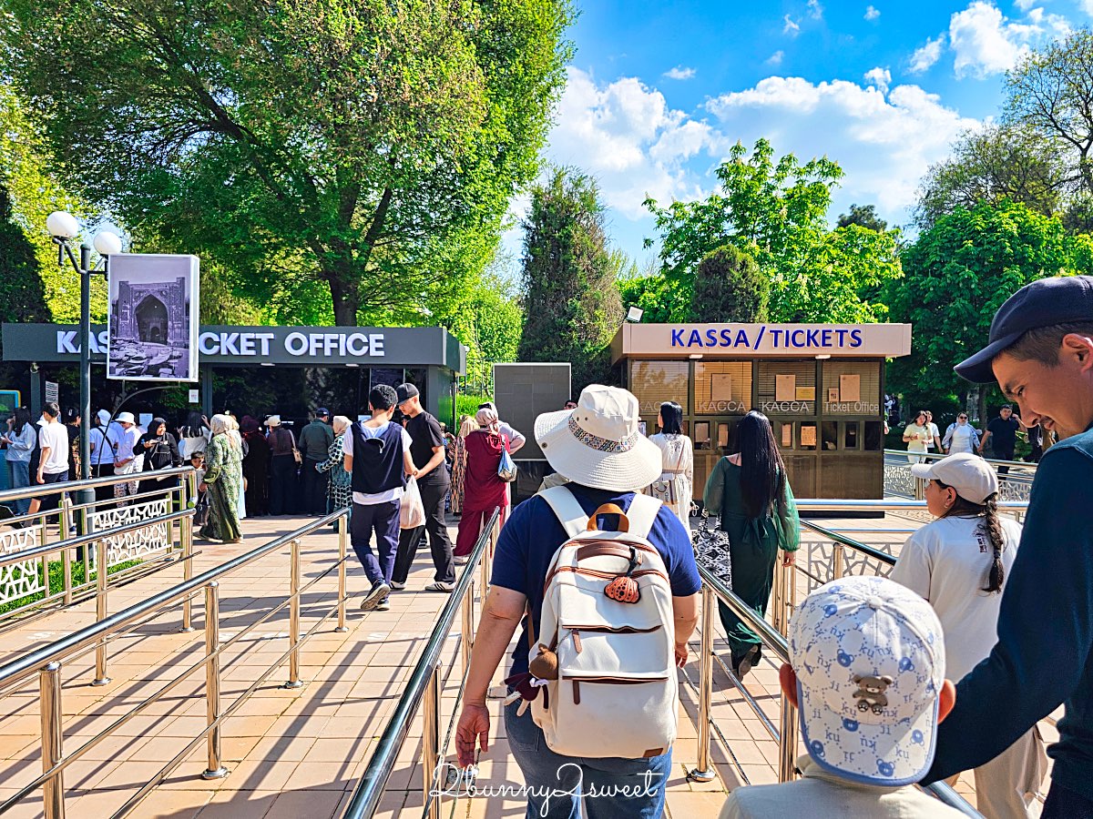 【雷吉斯坦廣場 Registan Square】撒馬爾罕必訪地標，三大學院、門票交通、夜景燈光秀、換裝體驗全攻略 @兔兒毛毛姊妹花