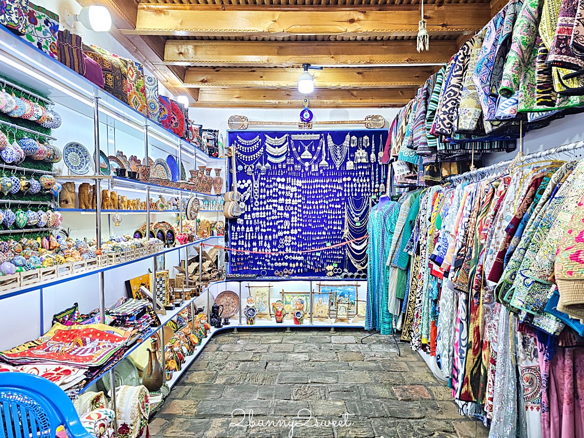 【雷吉斯坦廣場 Registan Square】撒馬爾罕必訪地標，三大學院、門票交通、夜景燈光秀、換裝體驗全攻略 @兔兒毛毛姊妹花