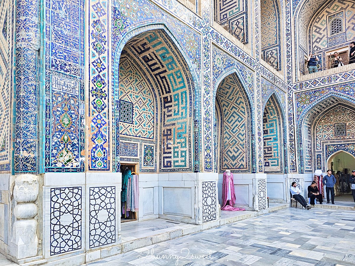 【雷吉斯坦廣場 Registan Square】撒馬爾罕必訪地標，三大學院、門票交通、夜景燈光秀、換裝體驗全攻略 @兔兒毛毛姊妹花