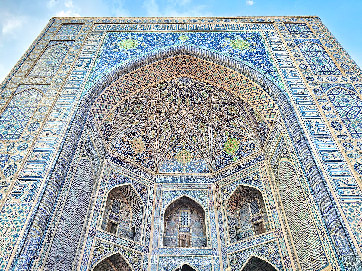 【雷吉斯坦廣場 Registan Square】撒馬爾罕必訪地標，三大學院、門票交通、夜景燈光秀、換裝體驗全攻略 @兔兒毛毛姊妹花