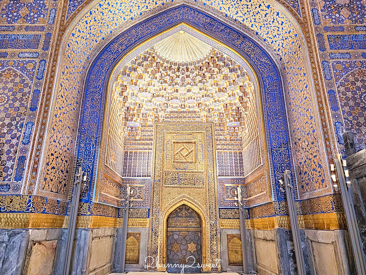 【雷吉斯坦廣場 Registan Square】撒馬爾罕必訪地標，三大學院、門票交通、夜景燈光秀、換裝體驗全攻略 @兔兒毛毛姊妹花