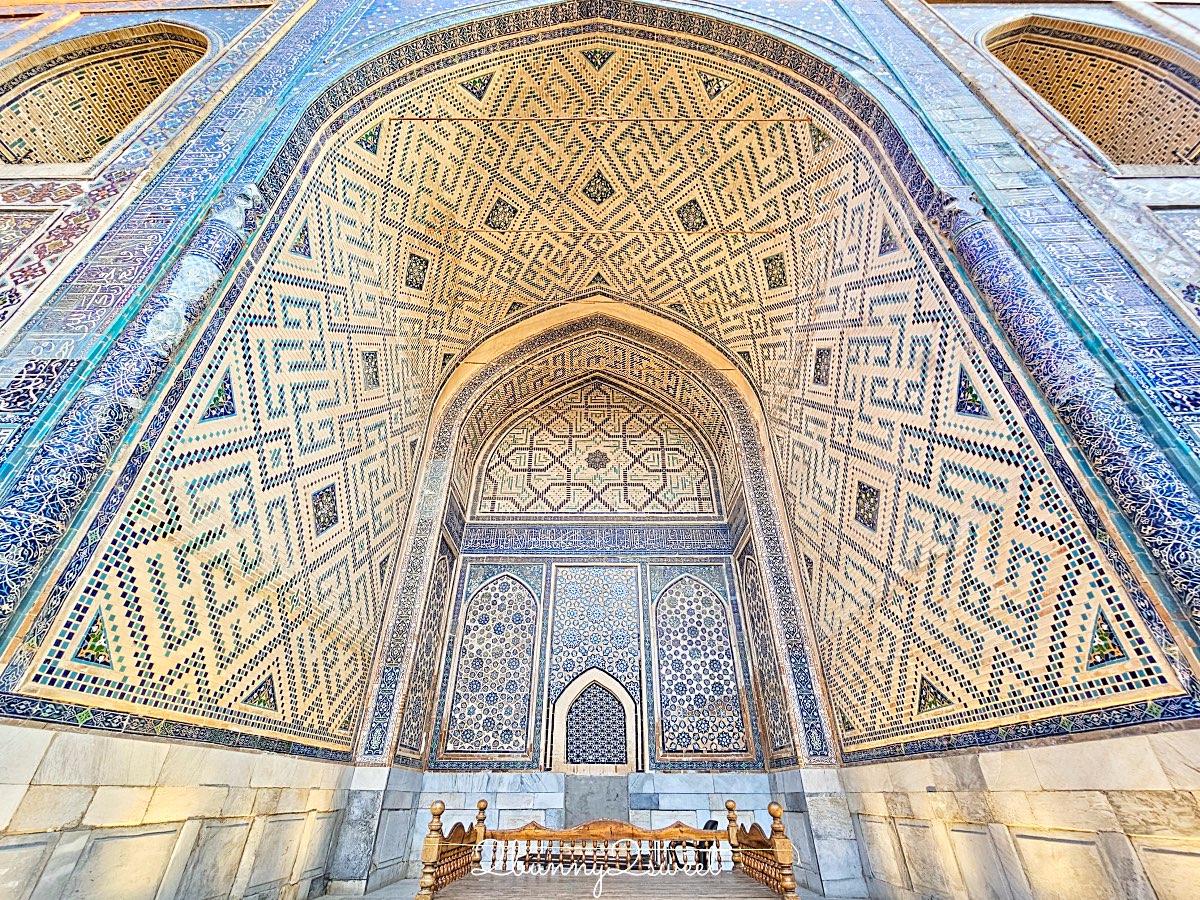 【雷吉斯坦廣場 Registan Square】撒馬爾罕必訪地標，三大學院、門票交通、夜景燈光秀、換裝體驗全攻略 @兔兒毛毛姊妹花