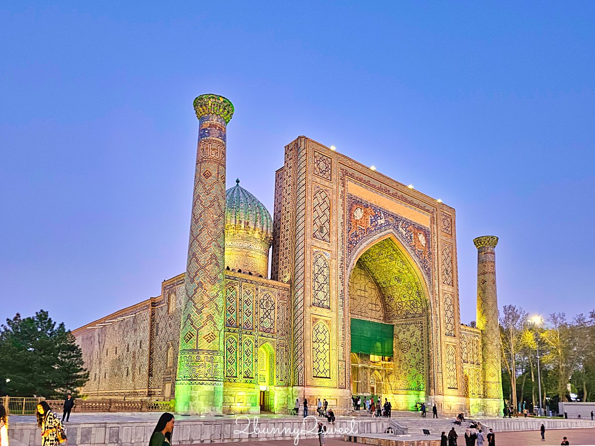 【雷吉斯坦廣場 Registan Square】撒馬爾罕必訪地標，三大學院、門票交通、夜景燈光秀、換裝體驗全攻略 @兔兒毛毛姊妹花