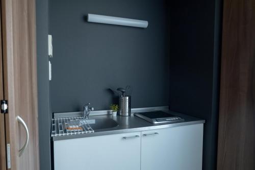 【WAYFARER Shinsaibashi】大阪心齋橋平價飯店推薦：單人到家庭單室套房都有，走路到道頓堀超方便 @兔兒毛毛姊妹花