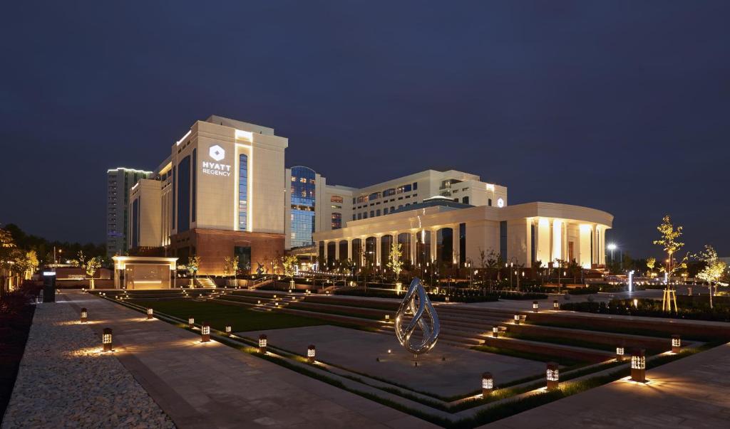 【Hyatt Regency Tashkent 塔什干凱悅酒店】塔什干市中心五星飯店推薦：泳池Spa＋完整設施住宿開箱 @兔兒毛毛姊妹花