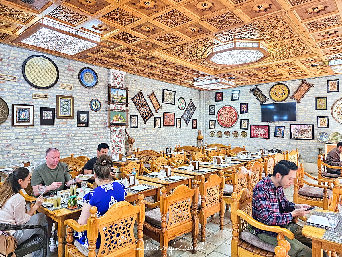 布哈拉美食【Oriental Tea House】絲路風情茶館，隱藏版絕美木雕天花板，必吃道地烤包子與手拉麵 @兔兒毛毛姊妹花
