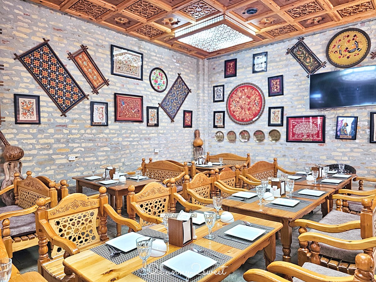 布哈拉美食【Oriental Tea House】絲路風情茶館，隱藏版絕美木雕天花板，必吃道地烤包子與手拉麵 @兔兒毛毛姊妹花
