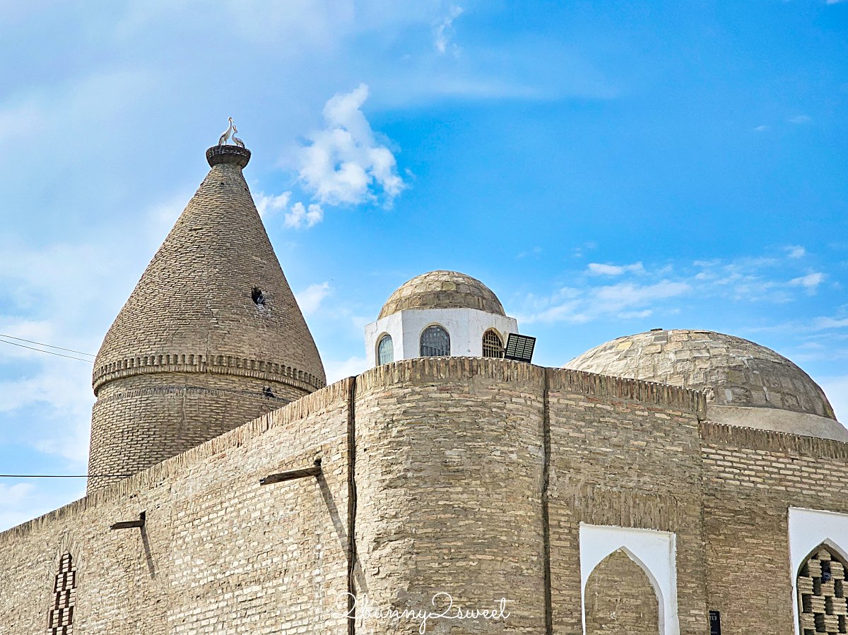 【恰什瑪&middot;阿尤布陵墓 Chashma Ayub Mausoleum】走進傳說中的「聖約伯之泉」，探訪布哈拉唯一的錐形圓頂建築 @兔兒毛毛姊妹花