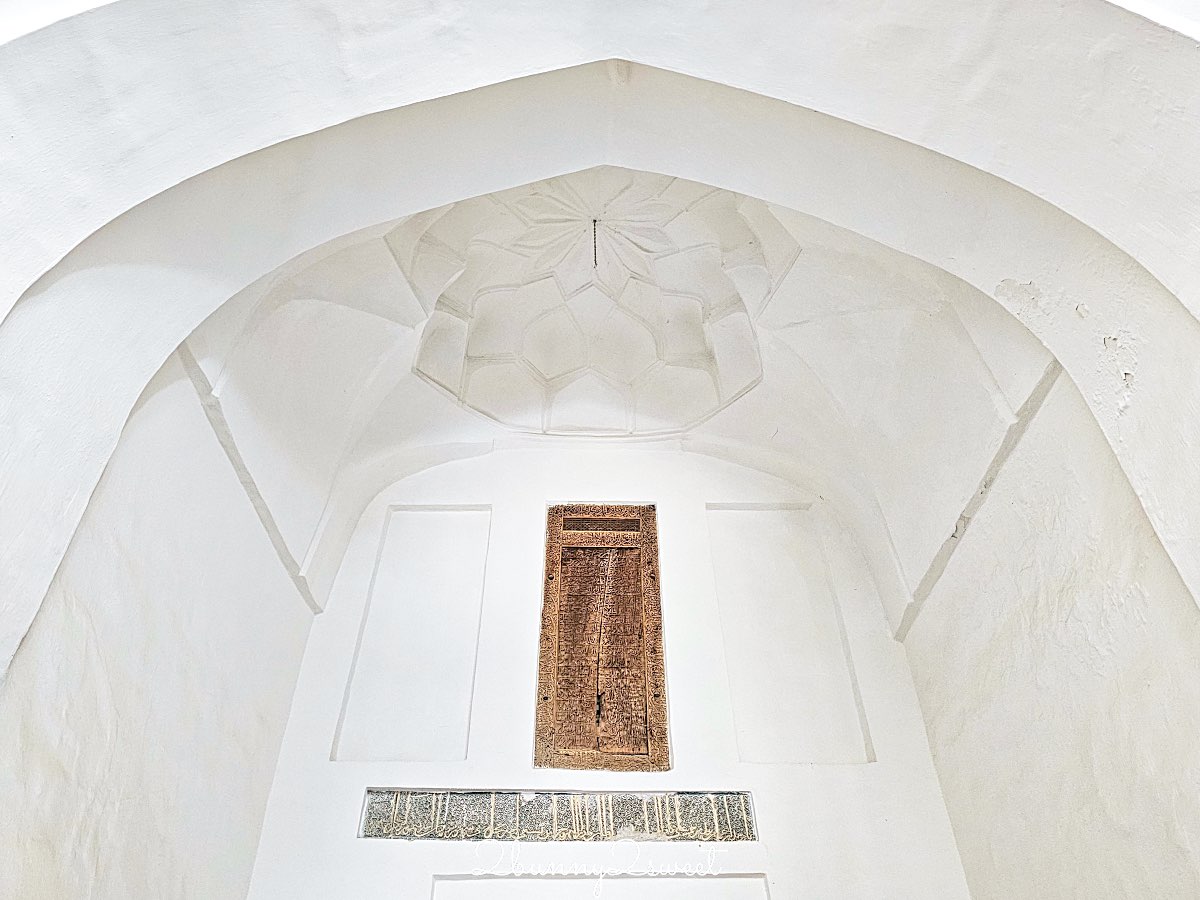 【恰什瑪&middot;阿尤布陵墓 Chashma Ayub Mausoleum】走進傳說中的「聖約伯之泉」，探訪布哈拉唯一的錐形圓頂建築 @兔兒毛毛姊妹花