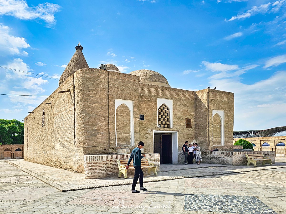 【恰什瑪&middot;阿尤布陵墓 Chashma Ayub Mausoleum】走進傳說中的「聖約伯之泉」，探訪布哈拉唯一的錐形圓頂建築 @兔兒毛毛姊妹花