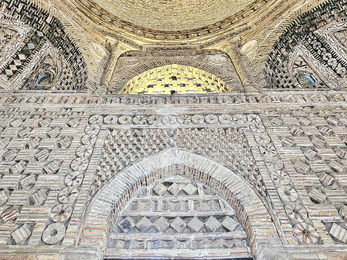 【薩馬尼德陵墓 Samanid Mausoleum】布哈拉必訪中亞最美「磚造蕾絲」，光影編織出的千年藝術奇蹟！ @兔兒毛毛姊妹花