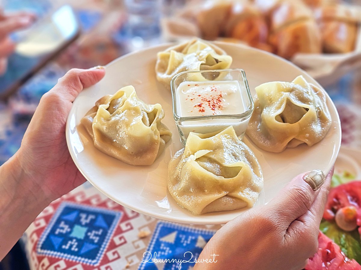布哈拉美食推薦【Xon Atlas Restaurant】露台景觀餐廳，邊吃手抓飯邊看宣禮塔 @兔兒毛毛姊妹花