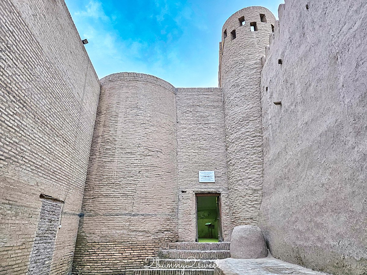 【希瓦可汗舊堡 Konya Ark】走進希瓦汗國王宮，登上【阿克謝赫博博瞭望台 Ak Sheikh-bobo Tower】俯瞰古城藍色天際線 @兔兒毛毛姊妹花