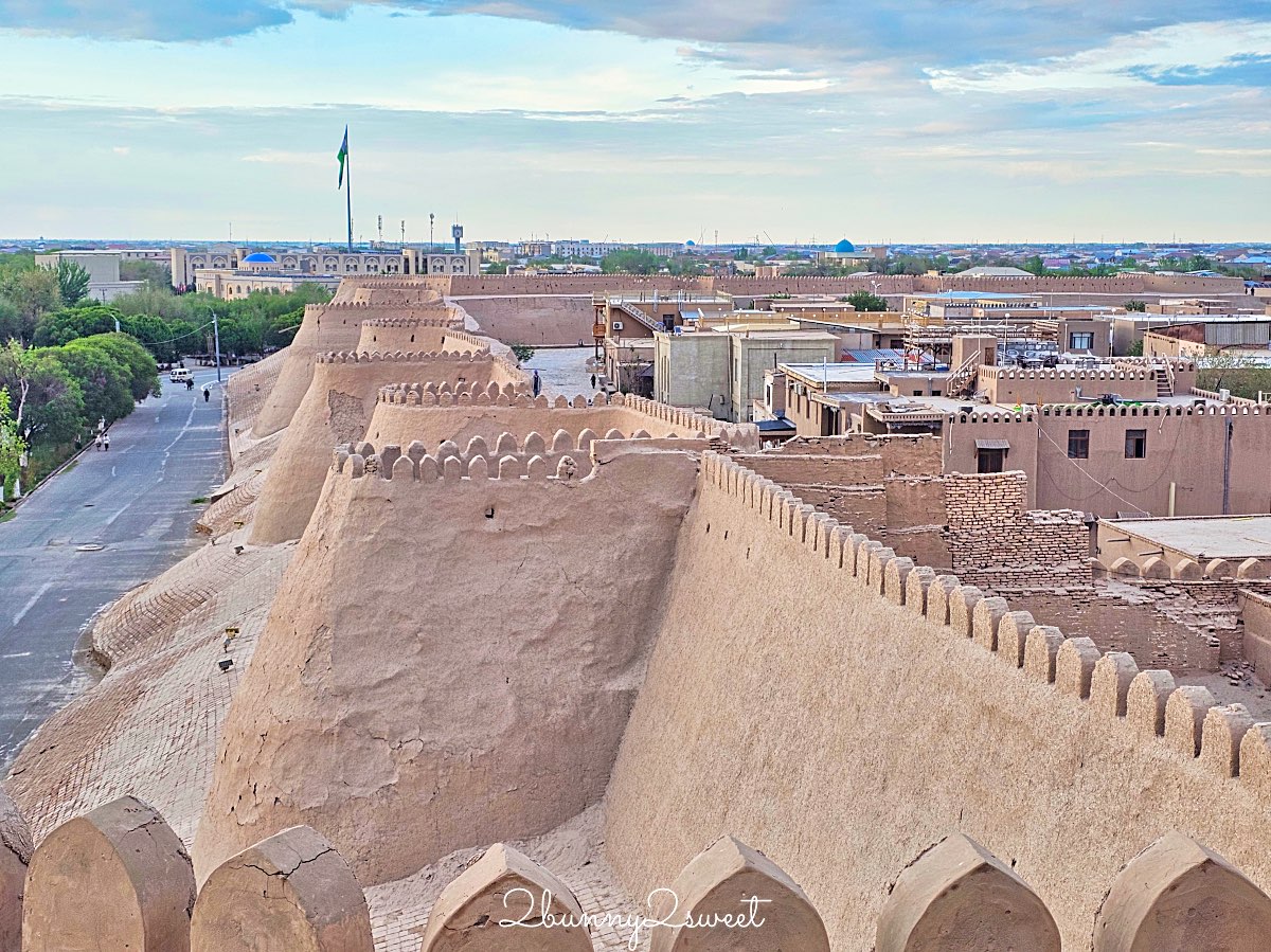 【希瓦可汗舊堡 Konya Ark】走進希瓦汗國王宮，登上【阿克謝赫博博瞭望台 Ak Sheikh-bobo Tower】俯瞰古城藍色天際線 @兔兒毛毛姊妹花
