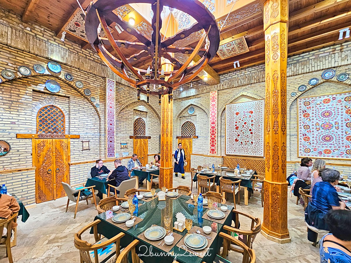 【Cafe Zarafshon】希瓦古城伊斯蘭霍賈宣禮塔旁絕美餐廳，必點希瓦特色餃子 @兔兒毛毛姊妹花
