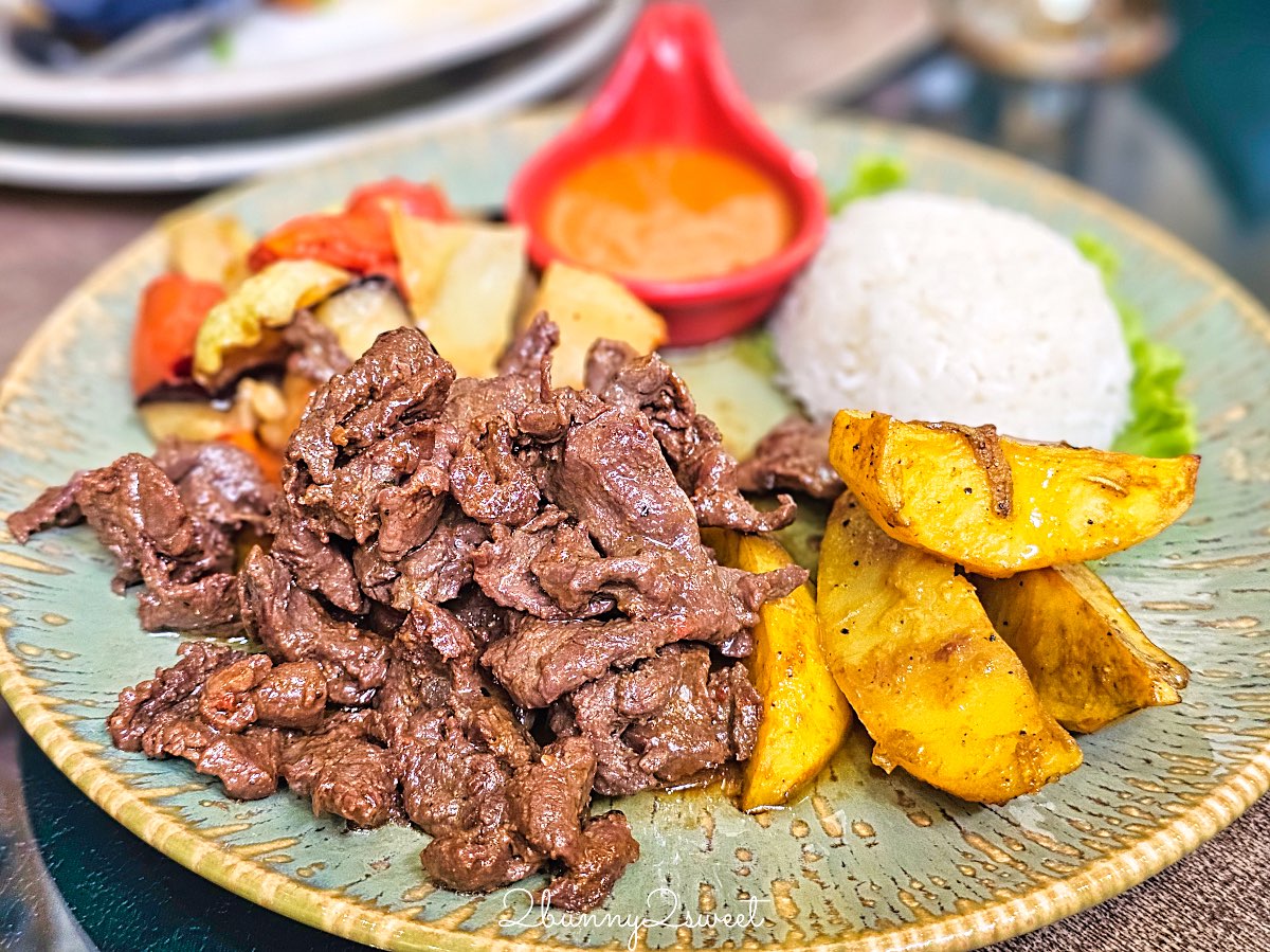 【Cafe Zarafshon】希瓦古城伊斯蘭霍賈宣禮塔旁絕美餐廳，必點希瓦特色餃子 @兔兒毛毛姊妹花