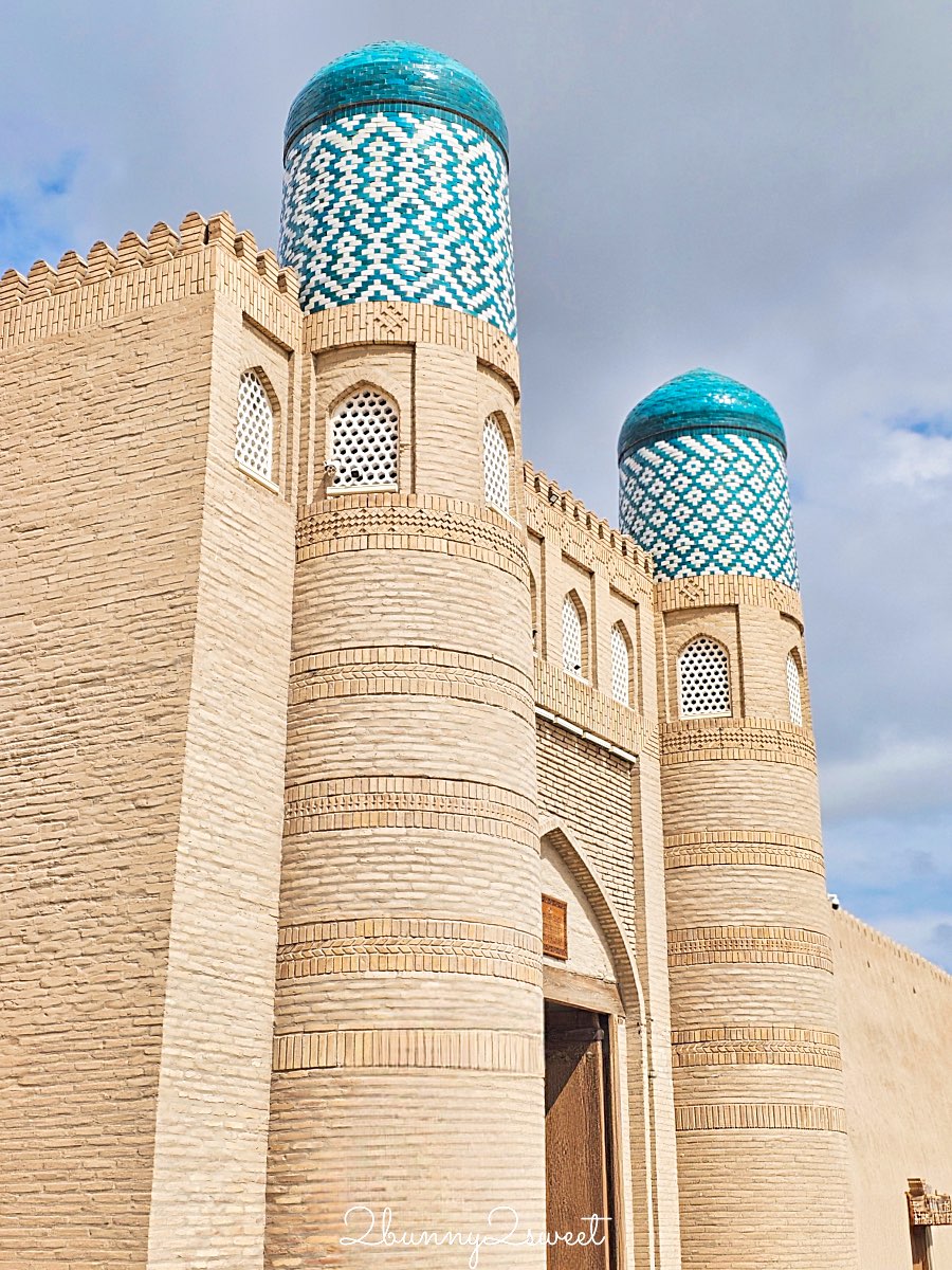 【希瓦可汗舊堡 Konya Ark】走進希瓦汗國王宮，登上【阿克謝赫博博瞭望台 Ak Sheikh-bobo Tower】俯瞰古城藍色天際線 @兔兒毛毛姊妹花