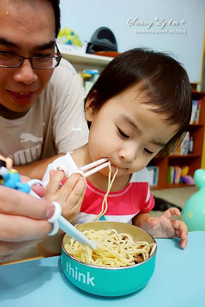 [好物。推薦] 好用餐具大集合~Edison叉匙、學習筷。Think Baby餐具。Kids club食物剪 @兔兒毛毛姊妹花