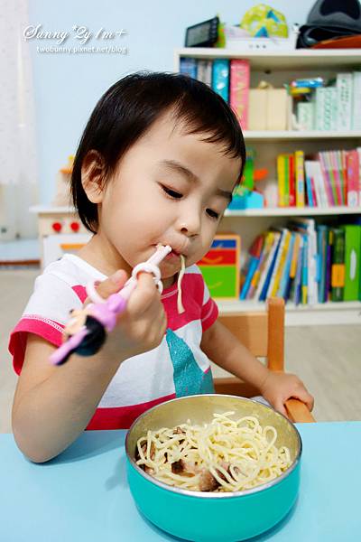 [好物。推薦] 好用餐具大集合~Edison叉匙、學習筷。Think Baby餐具。Kids club食物剪 @兔兒毛毛姊妹花