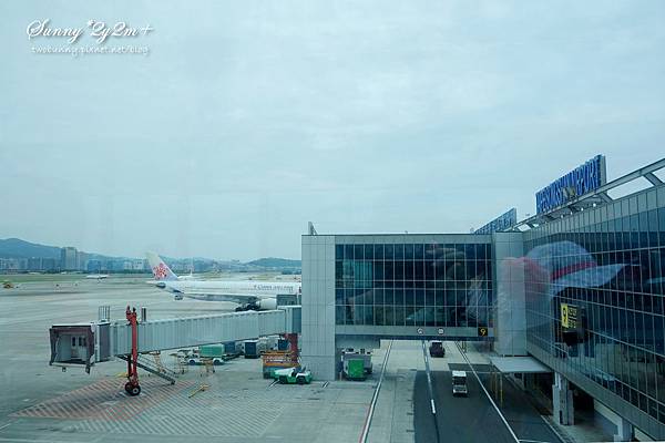 [兔兒遊台北。2Y2M+] 逛機場也好玩~松山機場景觀台看飛機!! @兔兒毛毛姊妹花