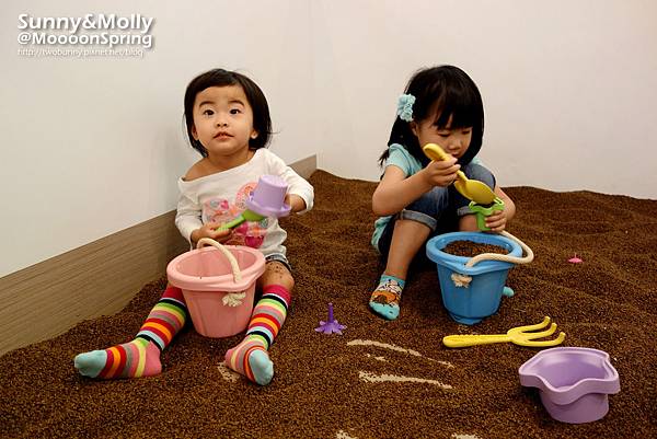 [親子餐廳@台北] 讓兔兒玩到不想回家的 Moooon Spring Cafe &#038; Play @兔兒毛毛姊妹花