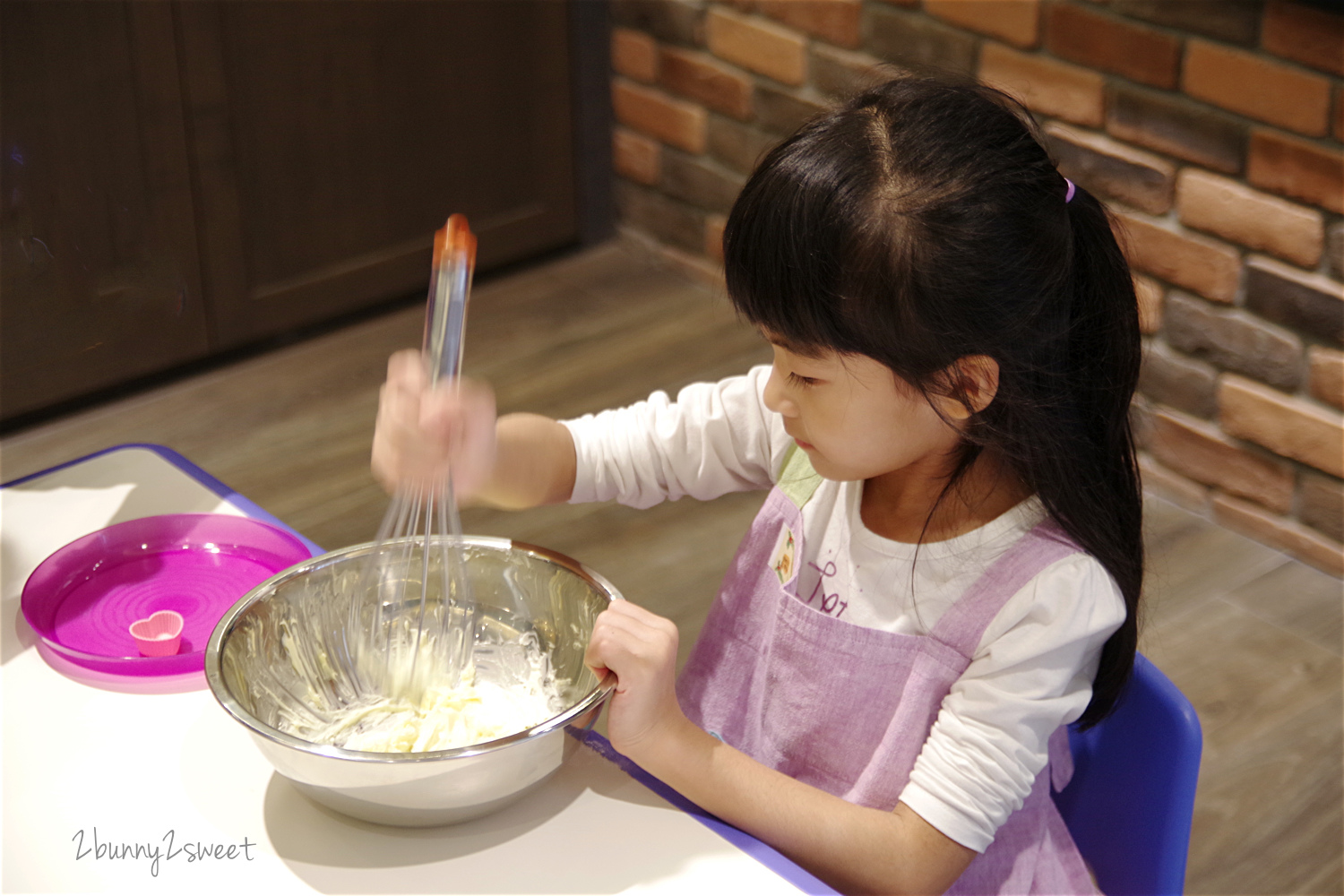 [台北。親子活動] 育家圓 family forever~在高質感廚房玩烘焙，課程中還有影片欣賞、點心時間、遊戲放風和美勞 DIY~前所未有的超豐富親子烘焙課程就在這兒 @兔兒毛毛姊妹花