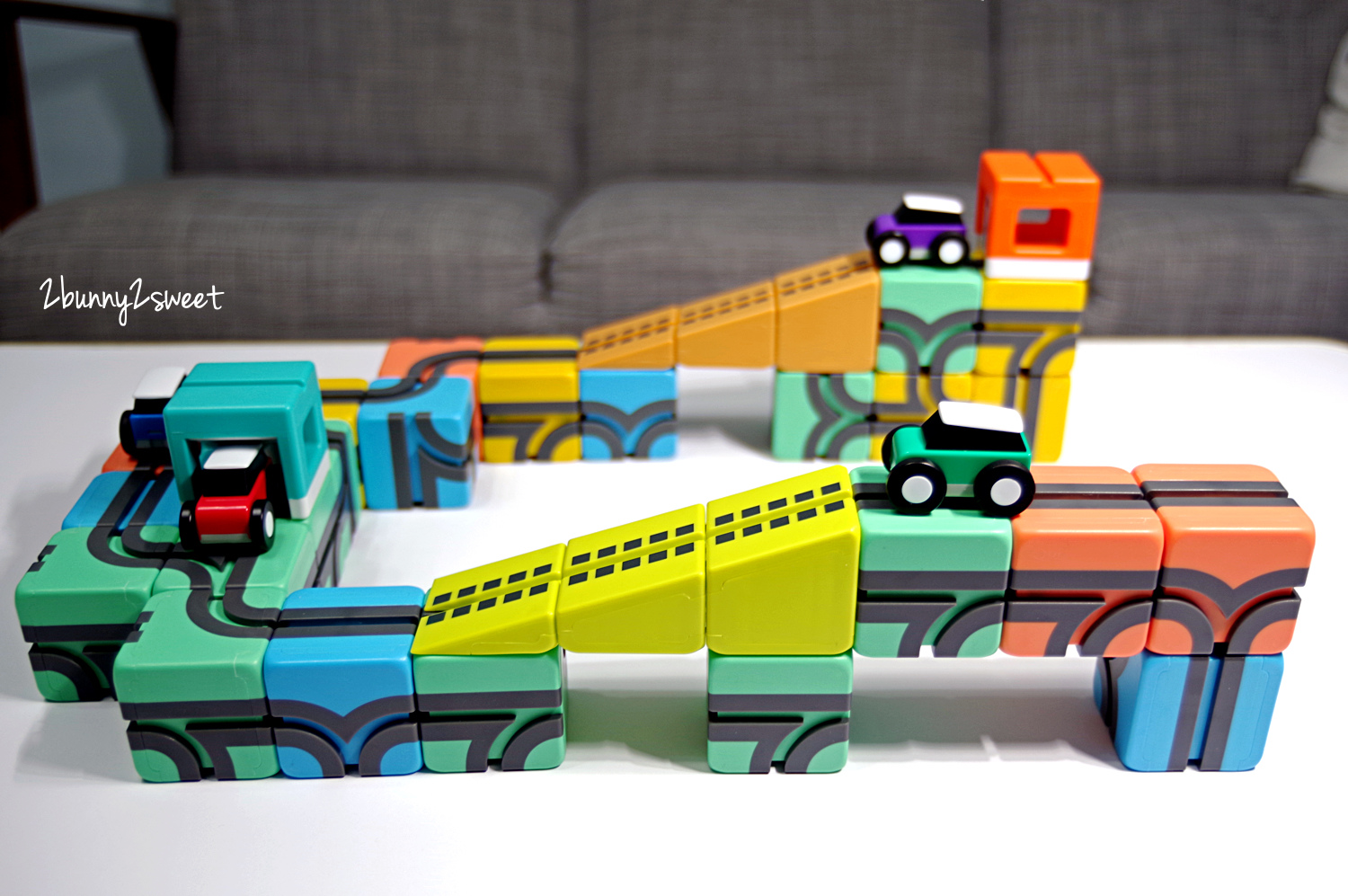[益智玩具。開箱] Qbi 益智磁吸軌道玩具～是嗨翻天的衝刺軌道車，也是磁性積木和益智遊戲～台灣開發製造、獲 2019 德國紐倫堡玩具獎提名的優質玩具 @兔兒毛毛姊妹花