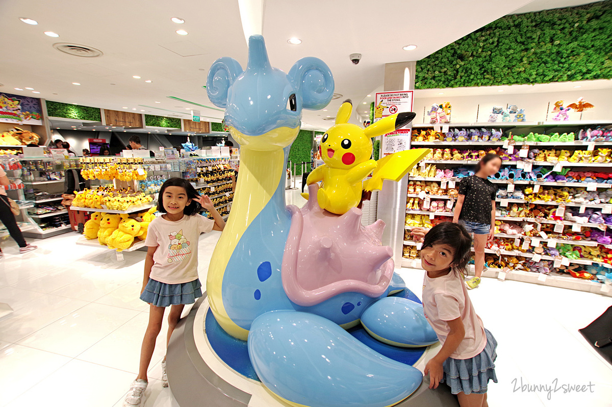 新加坡親子景點》星耀樟宜寶可夢專賣店~日本海外首間 寶可夢精靈中心 Pokemon Center，獨家機長、空姐造型皮卡丘有夠可愛 @兔兒毛毛姊妹花