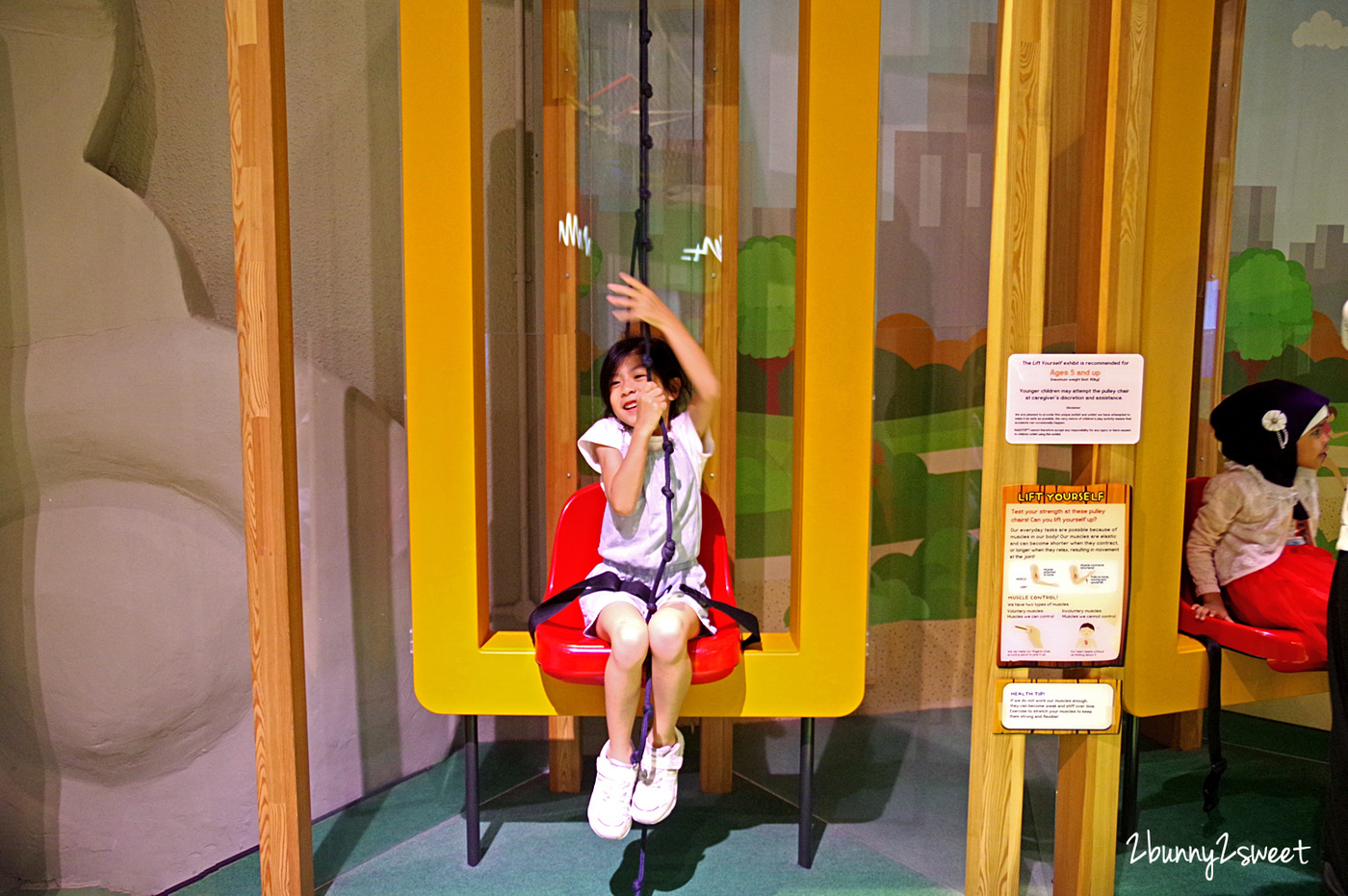 新加坡親子景點》Kids Stop 兒童科學館~雲朵攀爬網、大 J 垂直溜滑梯、恐龍考古沙坑…邊玩邊學自然科學知識的室內樂園 @兔兒毛毛姊妹花