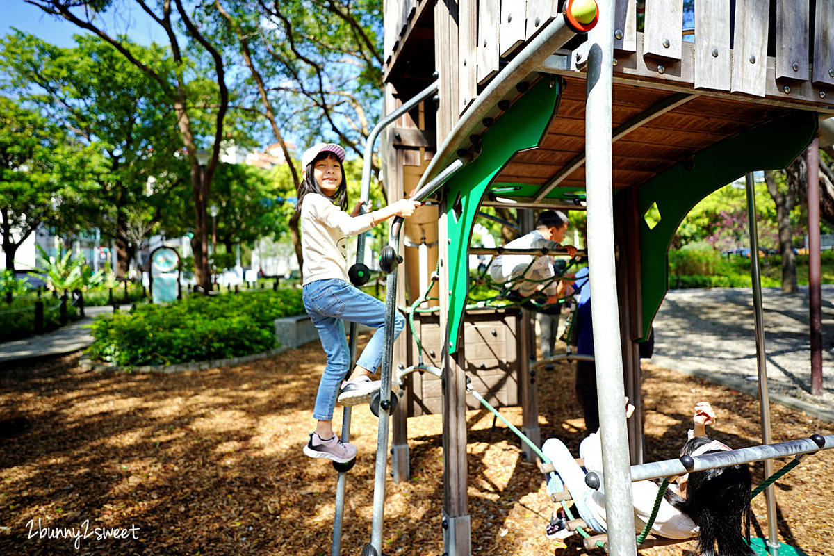 台北特色公園》天和公園～都市裡的森林樹屋遊戲場，不鏽鋼極速滑梯、大型鳥籠攀爬網、柔軟木屑地面，可以親近自然的免費親子景點｜士林天母特色遊戲場 @兔兒毛毛姊妹花