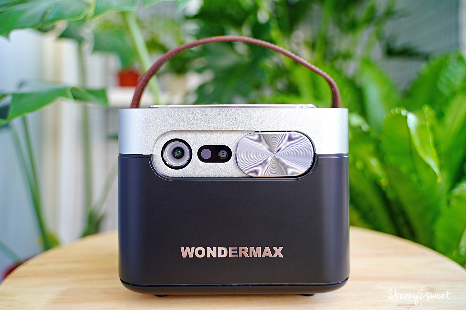 投影機推薦》WONDERMAX AP3 PLUS 高階微型投影機 開箱~時尚外型、輕巧便攜、無線上網、內建 app，有了他家裡每個角落都是電影院 @兔兒毛毛姊妹花