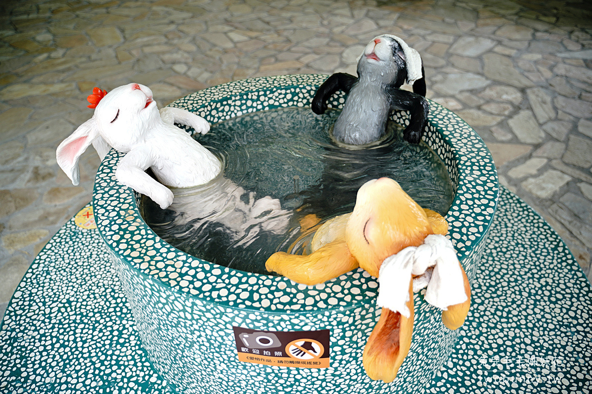 宜蘭親子景點》礁溪轉運站全新療癒裝置藝術「幾米毛毛兔」進佔礁溪溫泉公園，拍美照還能享受免費日式足湯，泡湯也只要 80 元｜礁溪免費景點 @兔兒毛毛姊妹花