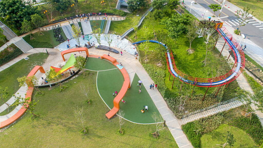 桃園親子景點》風禾公園～北台灣最長滾輪溜滑梯，六座磨石子滑梯、沙坑、鞦韆，根本是日本公園遊戲場吧 @兔兒毛毛姊妹花