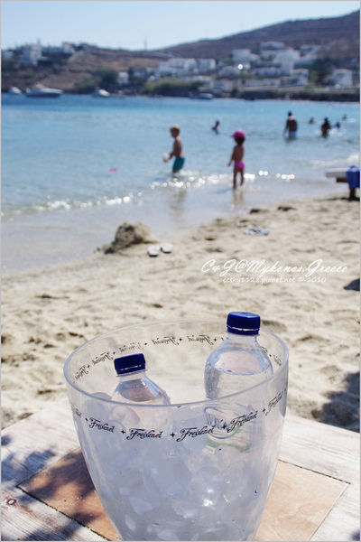 [2010 Greece] 。第十二章。享受就是…坐在沙灘的躺椅上，望著愛琴海發呆 @兔兒毛毛姊妹花