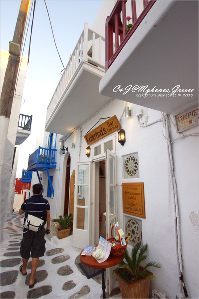 [2010 Greece] 。第十章。 從白天到晚上，走在Hora 熱鬧的街 @兔兒毛毛姊妹花