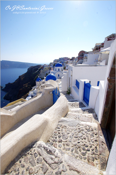 [2010 Greece] 。第二十章。走在伊亞，轉個彎就遇到藍頂教堂 @兔兒毛毛姊妹花