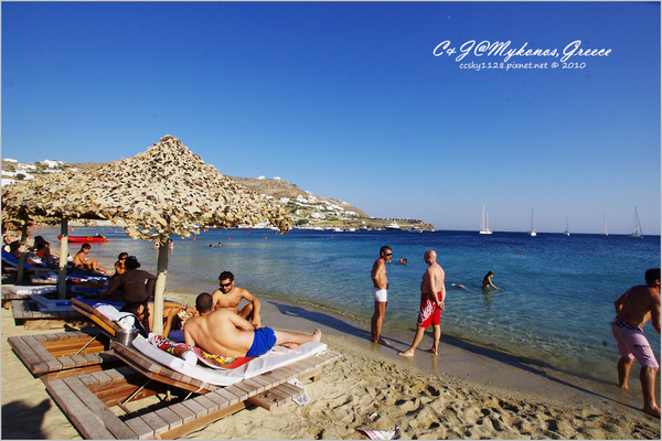 [2010 Greece] 。第十二章。享受就是…坐在沙灘的躺椅上，望著愛琴海發呆 @兔兒毛毛姊妹花